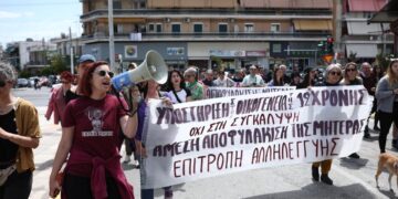 Εικόνα από τη συγκέντρωση διαμαρτυρίας που είχε γίνει το περασμένο Σάββατο, στο Κορυδαλλό ενάντια στο νέο σωφρονιστικό κώδικα και υπέρ της αποφυλάκισης της μητέρας της 12χρονης από τον Κολωνό (φωτ.:  Βασίλης Ρεμπάπης/Eurokinissi)