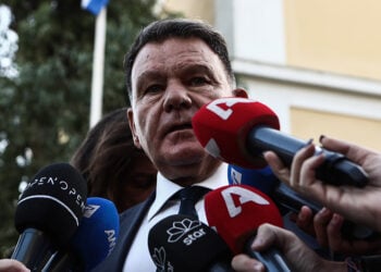 Ο Αλέξης Κούγιας κάνει δηλώσεις στην Ευελπίδων (φωτ.: EUROKINISSI / Σωτήρης Δημητρόπουλος)