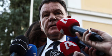 Ο Αλέξης Κούγιας κάνει δηλώσεις στην Ευελπίδων (φωτ.: EUROKINISSI / Σωτήρης Δημητρόπουλος)