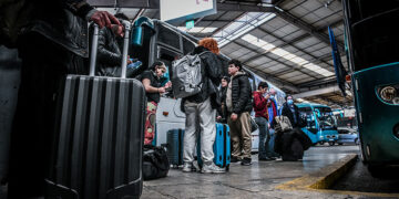 Στιγμιότυπο από τα ΚΤΕΛ στον Κηφισό το πρωί της Μεγάλης Πέμπτης (φωτ.: EUROKINISSI / Τατιάνα Μπόλαρη)