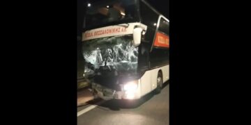 Το λεωφορείο του ΚΤΕΛ λίγο μετά από τη μοιραία σύγκρουση (φωτ.: facebook/Θανάσης Σιμώτας)