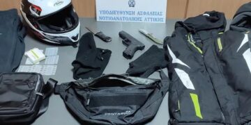 Από τις έρευνες που πραγματοποιήθηκαν βρέθηκαν και κατασχέθηκαν μέρος του ρουχισμού που φορούσαν στις ληστείες, δύο μαχαίρια, 44 ναρκωτικά δισκία και το πιστόλι ρέπλικα που χρησιμοποιούσαν για τη διάπραξη των ληστειών. (φωτ.: Ελληνική Αστυνομία)