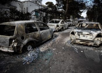 Καμένα αυτοκίνητα στο Μάτι, μετά από τη φονική πυρκαγιά της 23ης Ιουλίου 2018 (φωτ.: EUROKINISSI/Τατιάνα Μπόλαρη)