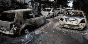 Καμένα αυτοκίνητα στο Μάτι, μετά από τη φονική πυρκαγιά της 23ης Ιουλίου 2018 (φωτ.: EUROKINISSI/Τατιάνα Μπόλαρη)