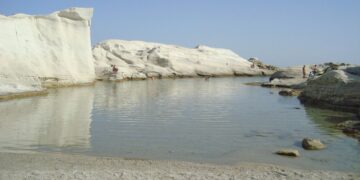 Το πανέμορφο Σαρακήνικο στη Μήλο (πηγή: el.wikipedia.org/Vihou World)