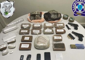 Όλα όσα κατασχέθηκαν κατά τη διάρκεια της αστυνομικής επιχείρησης (φωτ.: Τμήμα Γενικών Υποθέσεων της Υποδιεύθυνσης Δίωξης Ναρκωτικών Θεσσαλονίκης)