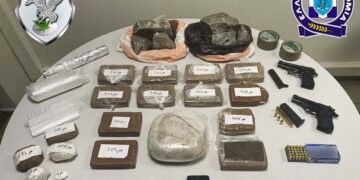 Όλα όσα κατασχέθηκαν κατά τη διάρκεια της αστυνομικής επιχείρησης (φωτ.: Τμήμα Γενικών Υποθέσεων της Υποδιεύθυνσης Δίωξης Ναρκωτικών Θεσσαλονίκης)