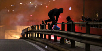 Βόμβες μολότοφ, βεγγαλικά και άλλα εκρηκτικά έξω από ναό της Αναλήψεως, στον Νέο Κόσμο (φωτ.: ΑΠΕ-ΜΠΕ / Γιώργος Βιτσαράς)