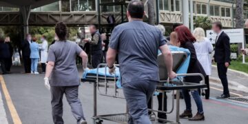 Νοσηλευτές στην είσοδο νοσοκομείου. Όπως επισήμαναν οι συγγενείς της 28χρονης, οι γιατροί και οι νοσηλευτές προσπάθησαν με όλες τους τις δυνάμεις για να σώσουν τη μητέρα και το νεογνό (φωτ. αρχείου: EUROKINISSΙ/Κώστας Τζούμας)