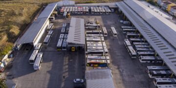 Το αμαξοστάσιο του ΟΑΣΘ στο Φοίνικα. Για γερασμένο στόλο κάνουν λόγο οι εργαζόμενοι, καθώς, όπως υποστηρίζουν, λεωφορείο 20 ετών με 1 εκατ. χιλιόμετρα, όσο καλά συντηρημένο και να είναι, είναι δύσκολο να κυκλοφορήσει (φωτ.: ΜΟΤΙΟΝΤΕΑΜ/Βασίλης Βερβερίδης)