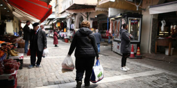Καταναλωτές κάνουν τα ψώνια τους στην αγορά της Θεσσαλονίκης (φωτ.: ΑΠΕ-ΜΠΕ / Αχιλλέας Χήρας)