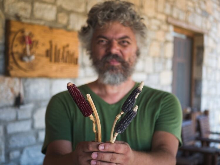 Ο Παναγιώτης Σαϊνατούδης με παραδοσιακούς σπόρους που διατηρεί στην Τράπεζα Σπόρων του Πελίτι (φωτ.: facebook/Κοινότητα Πελίτι)