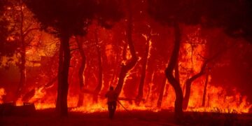 Για πρώτη φορά φέτος θα υπάρχουν περισσότεροι από 4.000 εθελοντές εκ των οποίων οι 900 πιστοποιήθηκαν και εντάχθηκαν στις υπηρεσίες του Πυροσβεστικού Σώματος το 2023 (φωτ. αρχείου: EUROKINISSI)