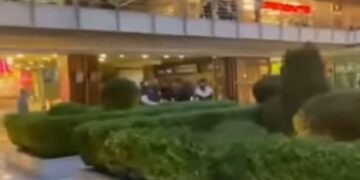 Στιγμιότυπο από τη συμπλοκή στο εμπορικό κέντρο «Πλατεία» (φωτ.: YouTube)