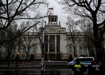 Αστυνομικοί φρουρούν τη ρωσική πρεσβεία στο Βερολίνο (φωτ.: EPA / Filip Singer)