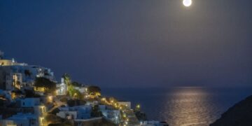 Η πανσέληνος ανατέλλει πάνω από το κάστρο της Σίφνου. Το νησί είναι κηρυγμένο από το υπουργείο Πολιτισμού με προεδρικό διάταγμα ως τόπος ιδιαίτερου φυσικού κάλλους (φωτ.: ΑΠΕ-ΜΠΕ/Νίκος Αρβανιτίδης)