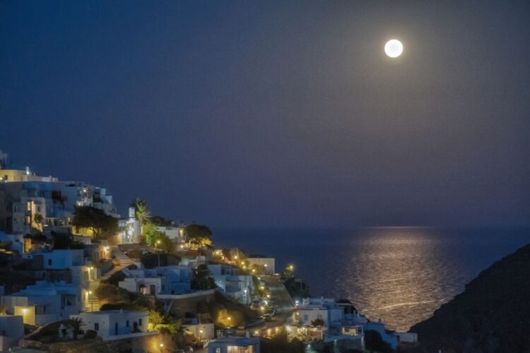 Η πανσέληνος ανατέλλει πάνω από το κάστρο της Σίφνου. Το νησί είναι κηρυγμένο από το υπουργείο Πολιτισμού με προεδρικό διάταγμα ως τόπος ιδιαίτερου φυσικού κάλλους (φωτ.: ΑΠΕ-ΜΠΕ/Νίκος Αρβανιτίδης)
