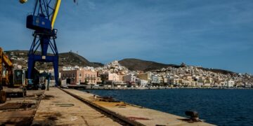 Άποψη του λιμανιού της Ερμούπολης από τα Ναυπηγεία της Σύρου (φωτ.: EUROKINISSI/ Αντώνιος Λάμπρου)