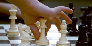 Από τα δύο προγράμματα που εκπόνησε η ΕΣΟ, το ένα απευθύνεται σε μαθητές και μαθήτριες νηπιαγωγείου και της Α' και Β' τάξης του δημοτικού και τιτλοφορείται «Σκάκι και φαντασία» και το άλλο απευθύνεται σε μαθητές και μαθήτριες των τάξεων Δ', Ε' και ΣΤ' δημοτικού, με τον τίτλο «Σκάκι, ένα παιχνίδι στρατηγικής και Μαθηματικών, ένα παιχνίδι για όλους!» (φωτ.: Pixabay/Anna Ventura)