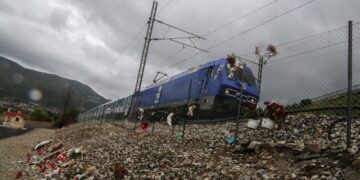 Αμαξοστοιχία περνά από το σημείο του τραγικού δυστυχήματος στα Τέμπη, μετά από την επανέναρξη των δρομολογίων στον άξονα Αθήνας-Θεσσαλονίκης (φωτ.: EUROKINISSI/Λεωνίδας Τζέκας)