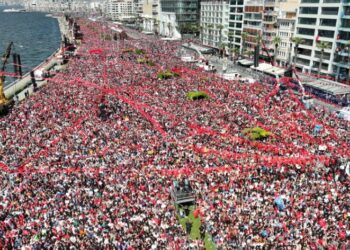 Γεμάτο κόσμο το παραλιακό μέτωπο της Σμύρνης κατά τη σημερινή συγκέντρωση του Κεμάλ Κιλιτσντάρογλου (φωτ.: ΕΡΑ/Tolga Bozoglu)