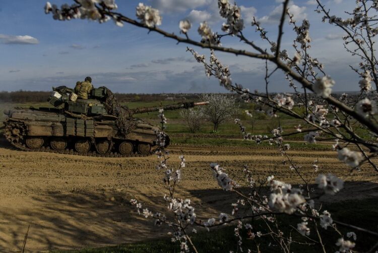 Άρμα μάχης κινείται σε δρόμο κοντά στο Μπαχμούτ, στην επαρχία του Ντόνετσκ (φωτ.: EPA/Oleg Petrasyuk)