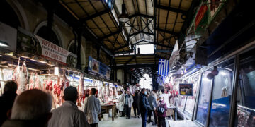 Στιγμιότυπο από τη Βαρβάκειο, την κεντρική κρεαταγορά στην Αθήνα (φωτ.: EUROKIΝΙSSI / Αναστάσης Ναρεκιάν