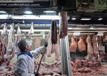 Παρά τις εξαγγελίες του υπουργείου Ανάπτυξης ότι στόχος για το Καλάθι του Πάσχα είναι το αρνί και το κατσίκι να πωλούνται κοντά στα 10 ευρώ/κιλό, εκπρόσωποι των κτηνοτρόφων εκτιμούν ότι αυτό το μέτρο θα «τελειώσει» τα μικρά κρεοπωλεία (φωτ.: EUROKINISSI/Κώστας Τζούμας)