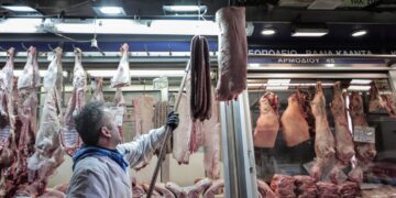 Παρά τις εξαγγελίες του υπουργείου Ανάπτυξης ότι στόχος για το Καλάθι του Πάσχα είναι το αρνί και το κατσίκι να πωλούνται κοντά στα 10 ευρώ/κιλό, εκπρόσωποι των κτηνοτρόφων εκτιμούν ότι αυτό το μέτρο θα «τελειώσει» τα μικρά κρεοπωλεία (φωτ.: EUROKINISSI/Κώστας Τζούμας)