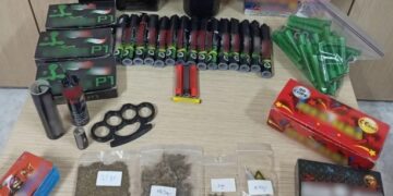 Στην κατοχή του 15χρονου βρέθηκαν 177 κροτίδες, 21 γραμμάρια κάνναβης, ένα αυτοσχέδιο τσιγάρο κάνναβης και μία σιδερογροθιά (φωτ.: Ελληνική Αστυνομία)