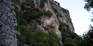 Η Χαράδρα του Βίκου στο Ζαγόρι. Ο 41χρονος επιχείρησε να ρίξει το αμάξι με τη γυναίκα και το παιδί του στον γκρεμό, αλλά τον σταμάτησε η πυκνή βλάστηση (φωτ. αρχείου: EUROKINISSI)