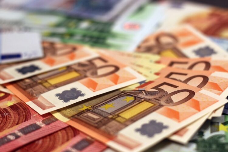Οι πληρωμές αφορούν στην καταβολή των κύριων και των επικουρικών συντάξεων Μαΐου, την προκαταβολή σύνταξης για τον ίδιο μήνα και τα επιδόματα του Οργανισμού Προνοιακών Επιδομάτων και Κοινωνικής Αλληλεγγύης (ΟΠΕΚΑ) για τον Απρίλιο (φωτ.: Pixabay/moerschy)