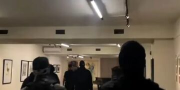 Στιγμιότυπο από την εισβολή των κουκουλοφόρων στην έκθεση ζωγραφικής (φωτ.: YouTube)