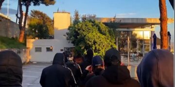 Τα μέλη της Χρυσής Αυγής φορούσαν κουκούλες και μάσκες (φωτ.: YouTube)