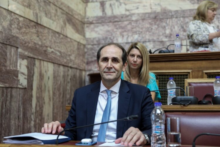 O υφυπουργός Οικονομικών Απόστολος Βεσυρόπουλος, στη Βουλή (φωτ.: Σωτήρης Δημητρόπουλος/ Eurokinissi)