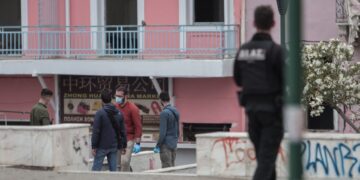 Αστυνομικοί ερευνούν το χώρο ύστερα από τον εντοπισμό μίας νεκρής γυναίκας στην Πλατεία Βαρβακείου (φωτ.: Eurokinissi/Κώστας Τζούμας)