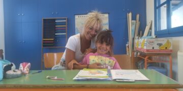 Η εκπαιδευτικός Κατερίνα Βανταράκη με τη μοναδική μαθήτρια της Α’ δημοτικού, η οποία τυχαίνει να είναι… κόρη της (φωτ.: ΑΠΕ-ΜΠΕ)