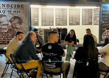Στρογγυλή Τράπεζα Νεολαίας για το ζήτημα της Γενοκτονίας των Ελλήνων του Πόντου στο ενημερωτικό περίπτερο, της ΕΠΟΝΑ στην Πλατεία Συντάγματος (φωτ.: facebook.com/epona.gr)