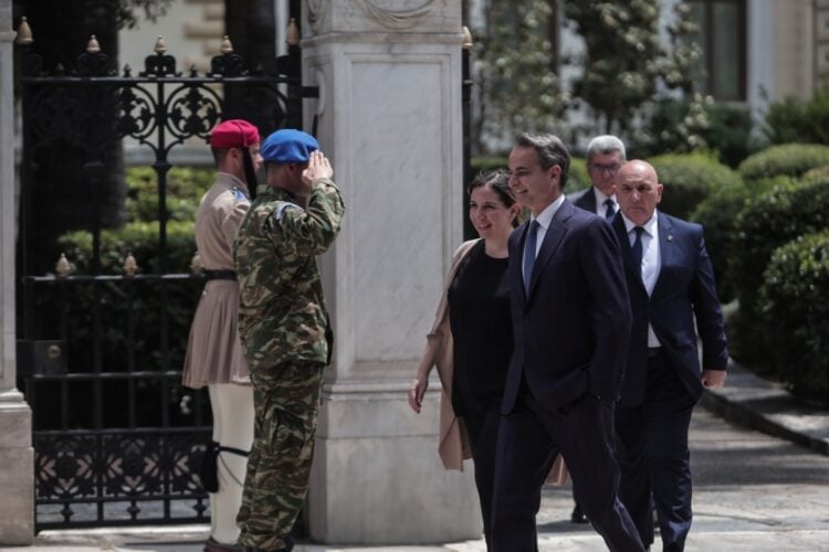 Στιγμιότυπο από την πρωινή επίσκεψη του Κυριάκου Μητσοτάκη στο Προεδρικό Μέγαρο, για να πάρει την εντολή σχηματισμού κυβέρνησης (φωτ.: Κώστας Τζούμας/ EUROKINISSI)