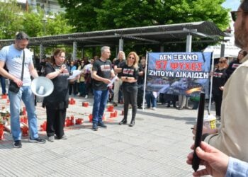 Μέλη του Συλλόγου Πληγέντων Δυστυχήματος Τέμπη 2023, καθώς και πολίτες, πραγματοποιούν συγκέντρωση μπροστά στον Σιδηροδρομικό Σταθμό Λάρισας στη μνήμη των θυμάτων (φωτ.: ΑΠΕ-ΜΠΕ/Αποστόλης Ντόμαλης)