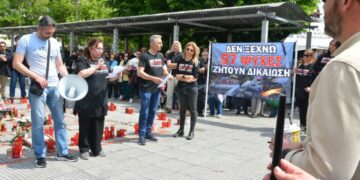 Μέλη του Συλλόγου Πληγέντων Δυστυχήματος Τέμπη 2023, καθώς και πολίτες, πραγματοποιούν συγκέντρωση μπροστά στον Σιδηροδρομικό Σταθμό Λάρισας στη μνήμη των θυμάτων (φωτ.: ΑΠΕ-ΜΠΕ/Αποστόλης Ντόμαλης)