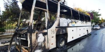 Ένα από τα δύο λεωφορεία που κάηκαν ολοσχερώς έξω από τη Γεωπονική Σχολή μετά από φωτιά που προκάλεσαν μολότοφ (πηγή φωτ.: ΕΡΤ)