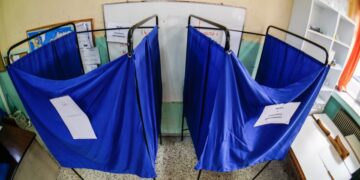 Στιγμιότυπο από την εκλογική διαδικασία σε εκλογικό τμήμα του Περάματος (φωτ.: EUROKINISSI / Γιώργος Κονταρίνης)