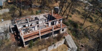 Ερείπια κτηρίου κατοικιών στο Μάτι (φωτ.: EUROKINISSI/Αντώνης Νικολόπουλος)