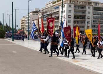 Ποντιακά σωματεία κατευθύνονται στο μνημείο του Άγνωστου Στρατιώτη στις εκδηλώσεις της Κυριακής 14 Μαΐου για τη Γενοκτονία των Ελλήνων του Πόντου (Πηγή φωτ.: Facebook/ Ένωση Ποντίων Χαλανδρίου «Ο Ακρίτας»)