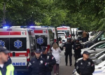 Ασθενοφόρα κοντά στο δημοτικό σχολείο Vladislav Ribnikar, στο Βελιγράδι της Σερβίας (φωτ.: EPA/ANDREJ CUKIC)
