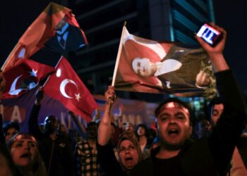 Υποστηρικτές του CHP έξω από το βασικό εκλογικό κέντρο του Κεμάλ Κιλιτσιντάρογλου (φωτ.: EPA/SEDAT SUNA)