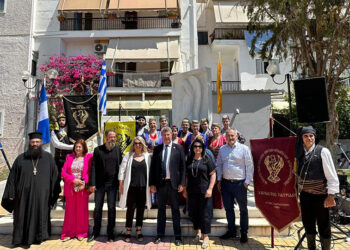 Στο μνημείο για τον ποντιακό ελληνισμό που βρίσκεται στην Πλατεία Αγίας Αικατερίνης (φωτ.: Δήμος Αιγάλεω)