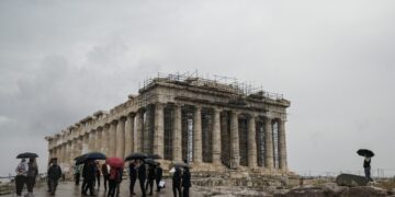 Επίσκεψη στην Ακρόπολη υπό βροχή (φωτ.: EUROKINISSI/Μιχάλης Καραγιάννης)