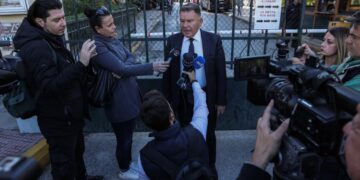 Ο Αλέξης Κούγιας κάνει δηλώσεις στους δημοσιογράφους για την εξέλιξη της δίκης της Ρούλας Πισπιρίγκου (φωτ.: EUROKINISSI/Βασίλης Ρεμπάπης)